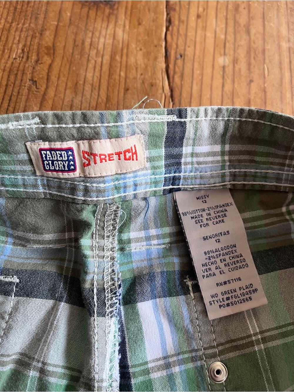 Faded Glory Women's Plaid Cargo Shorts in Green & Blue - Picture 4 of 5